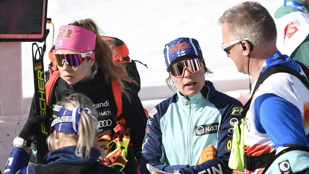 Riitta-Liisa Roponen (selin), Laura Mononen, Krista Pärmäkoski ja päävalmentaja Matti Haavisto Seefeldin MM-kisoissa helmikuussa.