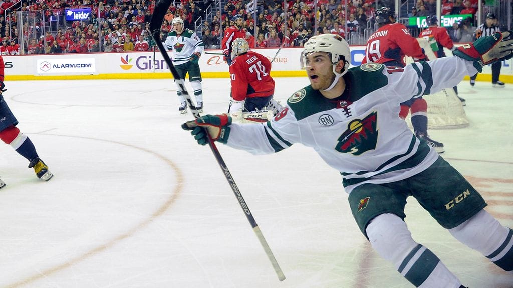 Minnesota Wildin Luke Kunin juhli osumaa Washington Capitalsin verkkoon.