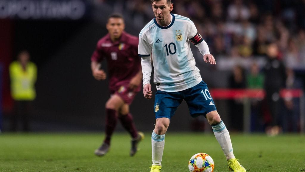 Lionel Messi kikkaili pallon kanssa Argentiinan riveissä Venezuelaa vastaan.