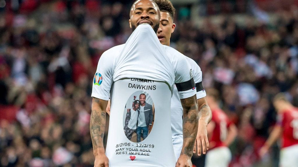 Raheem Sterling juhli osumaa EM-karsintaottelussa Tshekkiä vastaan.