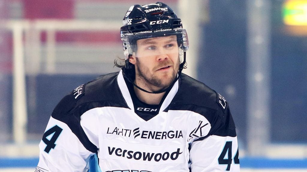 Mikko Kousa virnistelee jälleen Pelicansin takalinjoilla.