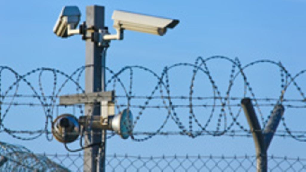 Piikkilangat vankilan ympärillä.