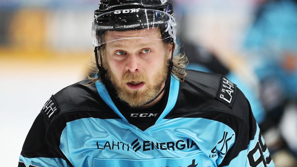 Antti Tyrväinen taklasi kovaa Joonas Raskia.