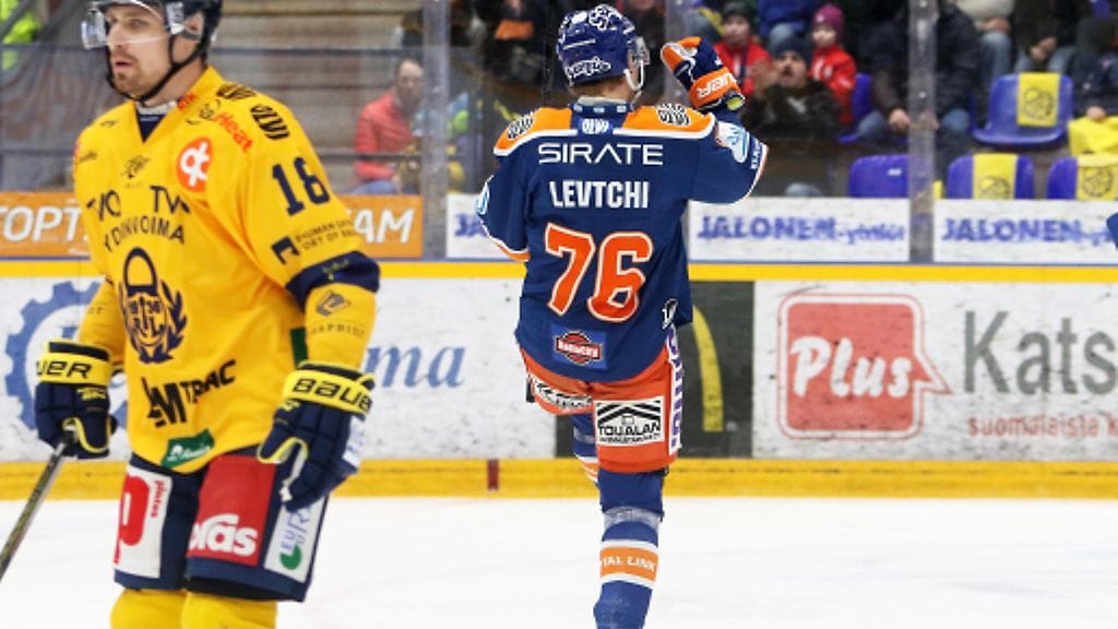 Anton Levtchi ohjasi Tapparan 1-0-johtoon Lukkoa vastaan.
