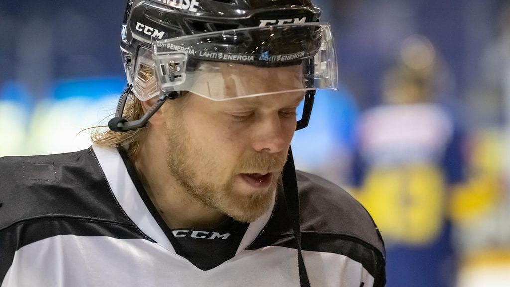 Antti Tyrväinen sai iskun IFK:ta vastaan.