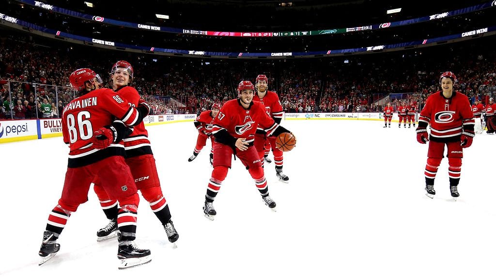 Carolina Hurricanesin Teuvo Teräväinen ja Sebastian Aho olivat mukana, kun Trevor van Riemsdyk otti pallon haltuun.