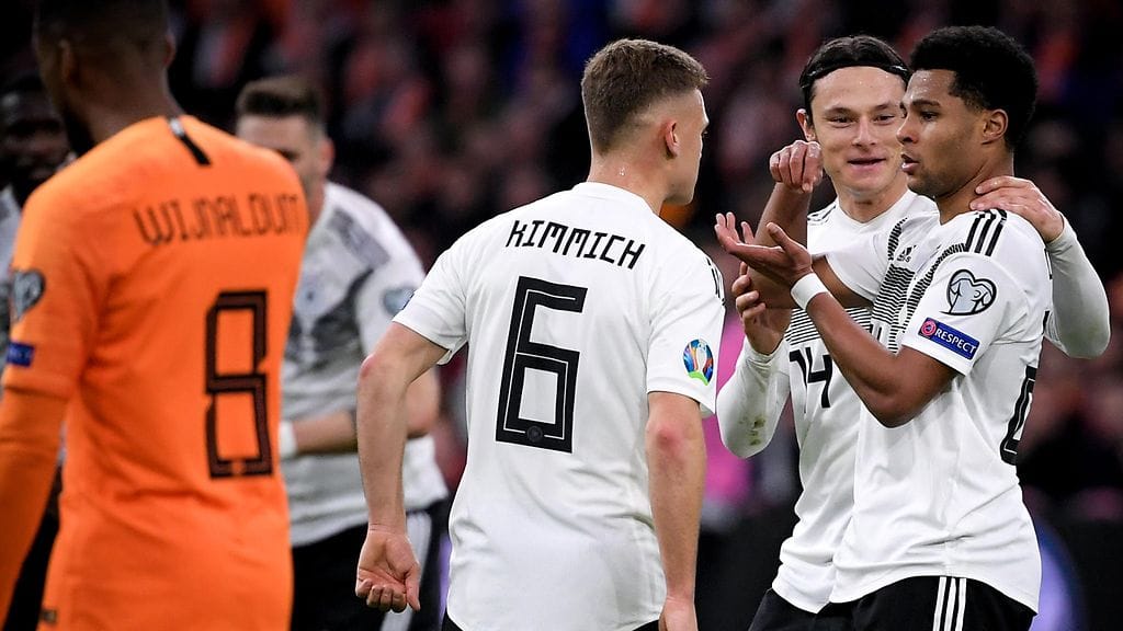 Saksalaispelaajat juhlivat Serge Gnabryn osumaa Hollantia vastaan.