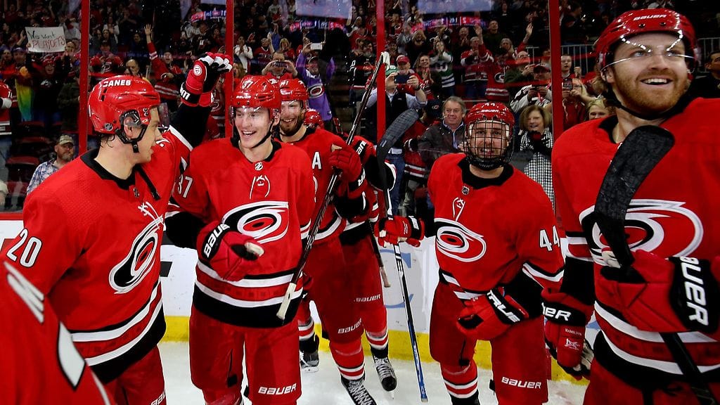 Sebastian Aho (vas.) on mukana kiittämässä Andrei Svetshnikovia 2-1-jatkoaikamaalista Montreal Canadiensia vastaan.