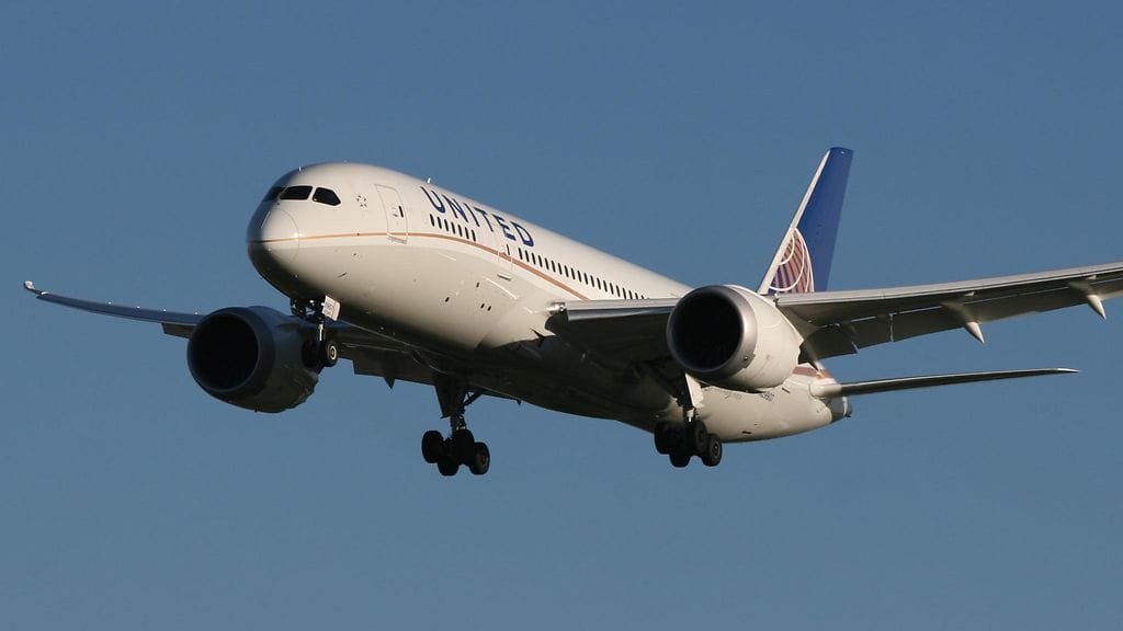 United Airlinesin lentäjä viuhahteli hotellihuoneessaan tajuamattaan.