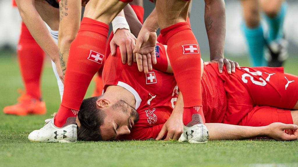 Sveitsin Fabian Schär menetti tajuntansa EM-karsintaottelussa Georgiaa vastaan.