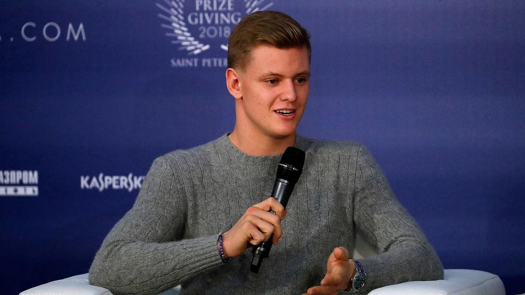 Mick Schumacher saa ensikosketuksensa nykyaikaiseen F1-autoon Alfa Romeolla.