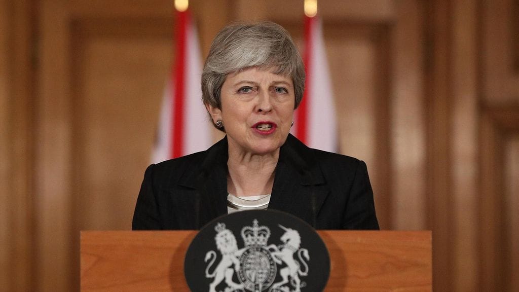 Arkistokuva. Parlamentissa puhuva May toivoo, että tilanne muuttuisi viikon mittaan.