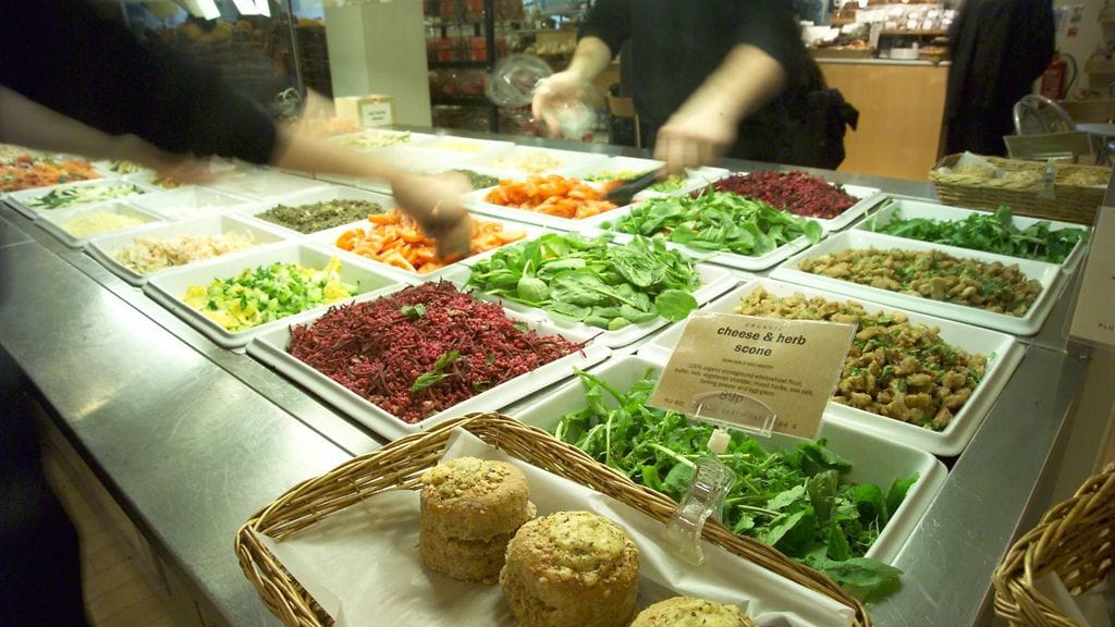 Mies kahmi ruokaa salaattibaarista suoraan suuhunsa Vantaalla. Kyse ei ollut kuvan salaattibaarista.