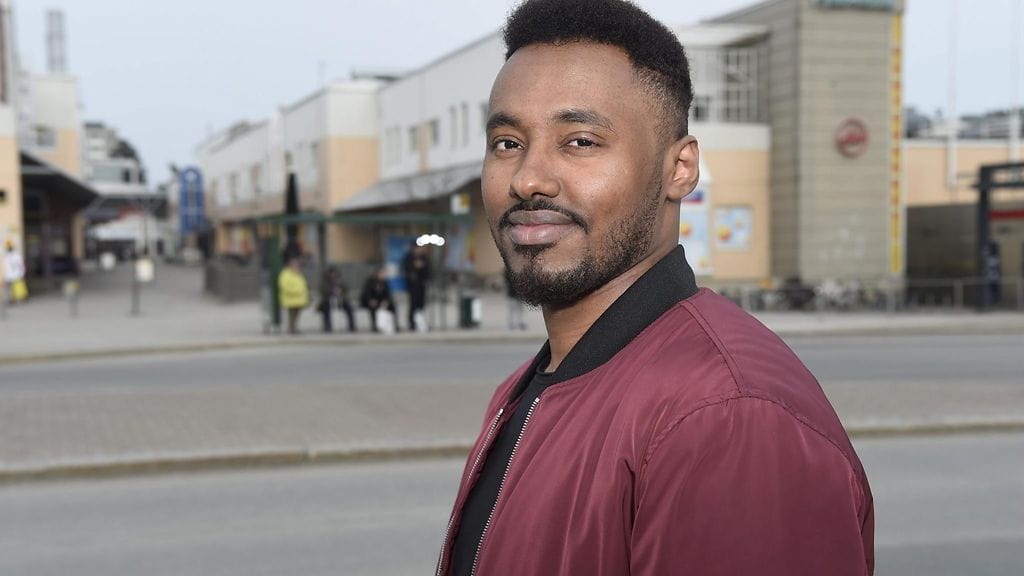 Poliisi epäilee, että vasemmistoliiton eduskuntavaaliehdokas Suldaan Said Ahmed joutui eilen lievän pahoinpitelyn ja kunnianloukkauksen kohteeksi Itä-Helsingissä.