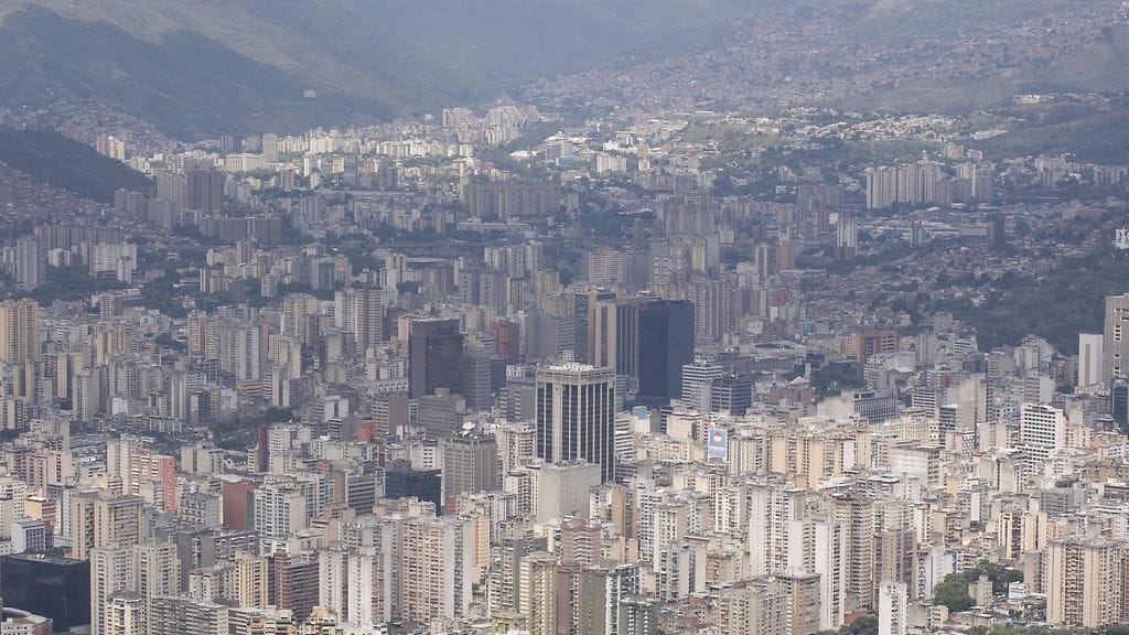 Arkistokuva. Virranjakelu on poikki myös suuressa osassa pääkaupunki Caracasia.