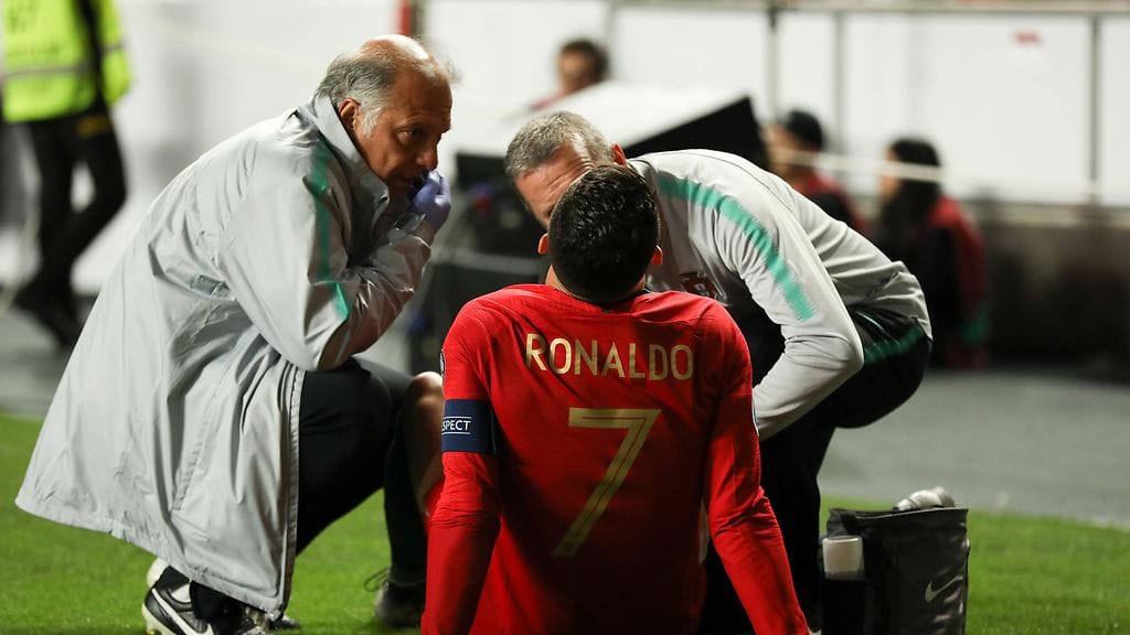 Cristiano Ronaldo loukkaantui Portugalin EM-karsintaottelussa.