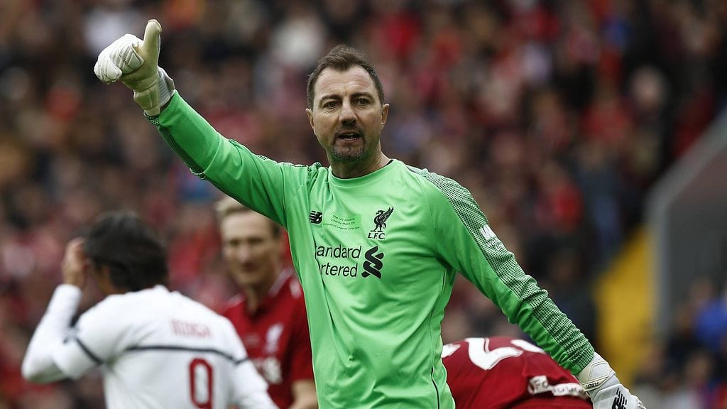 Puolalaismaalivahti Jerzy Dudek keskeytti Liverpoolin ja Milanin legendojen välisen ottelun pelataakseen jalkapalloa kehitysvammaisen kannattajan kanssa.