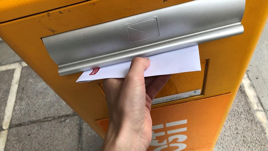 MTV Uutiset lähetti kirjeet matkaan maaliskuun alussa. Lähtöpaikka oli Pasilan virastokeskuksen vieressä sijaitseva postilaatikko. Kuorissa oli tavalliset postimerkit.