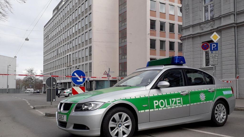 Muun muassa Augsburgin kaupungintalo evakuoitiin pommiuhkauksen takia.