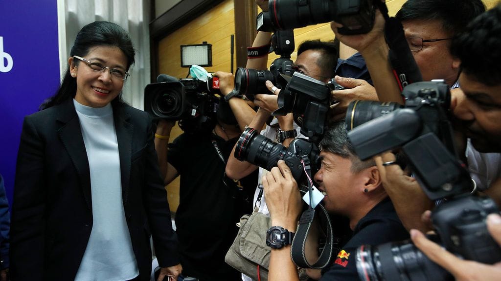 Tiistaina lähes 700 000 ihmistä oli allekirjoittanut vetoomuksen, jossa vaadittiin ääntenlaskennasta vastaavan vaalikomission hajottamista. Kuvassa Pheu Thai -puolueen pääministeriehdokas Sudarat Keyuraphan.