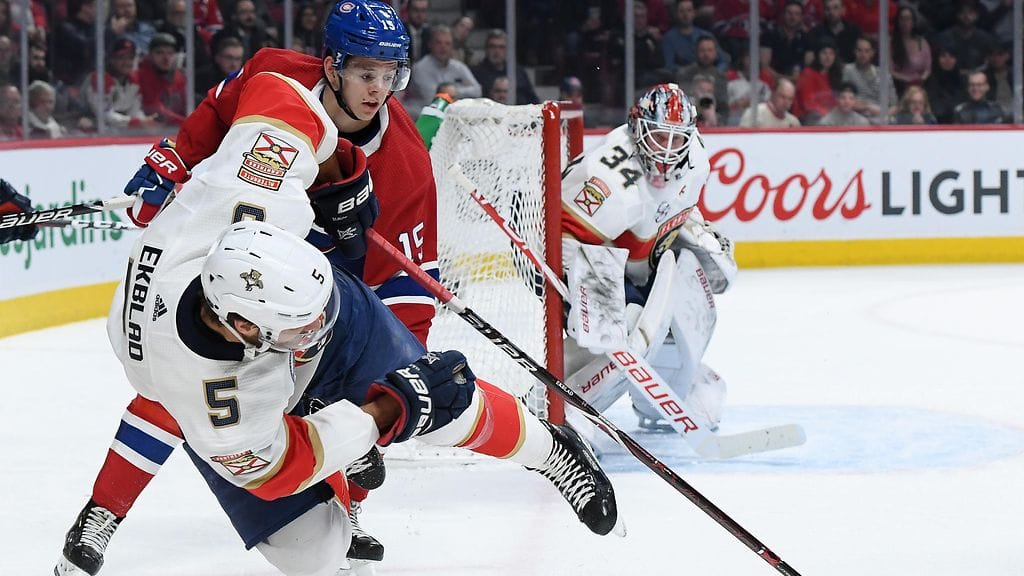 Montreal Canadiensin Jesperi Kotkaniemi vääntämässä Florida Panthersin Aaron Ekbladia vastaan.