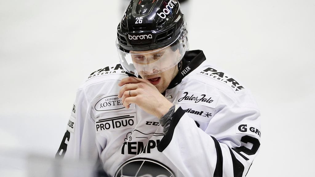 Lauri Korpikoski on sivussa TPS:n kokoonpanosta.