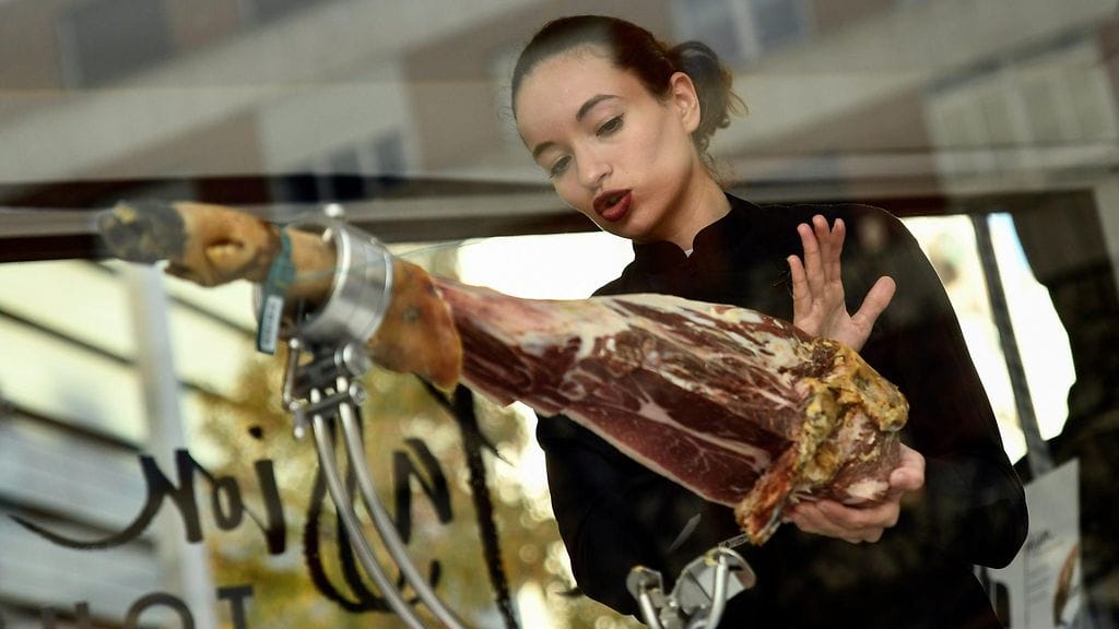 Raquel Acosta on cortadora eli naispuolinen kinkunleikkaaja ja eräänlainen tienraivaaja.