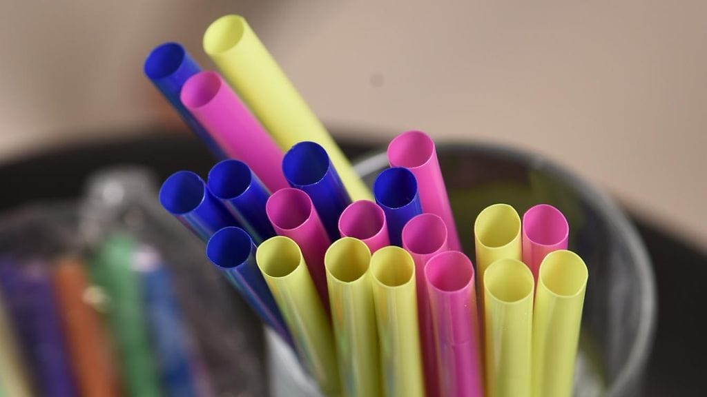 Kielto koskee sellaisia muovisia kertakäyttötuotteita, joita voi valmistaa korvaavista materiaaleista.