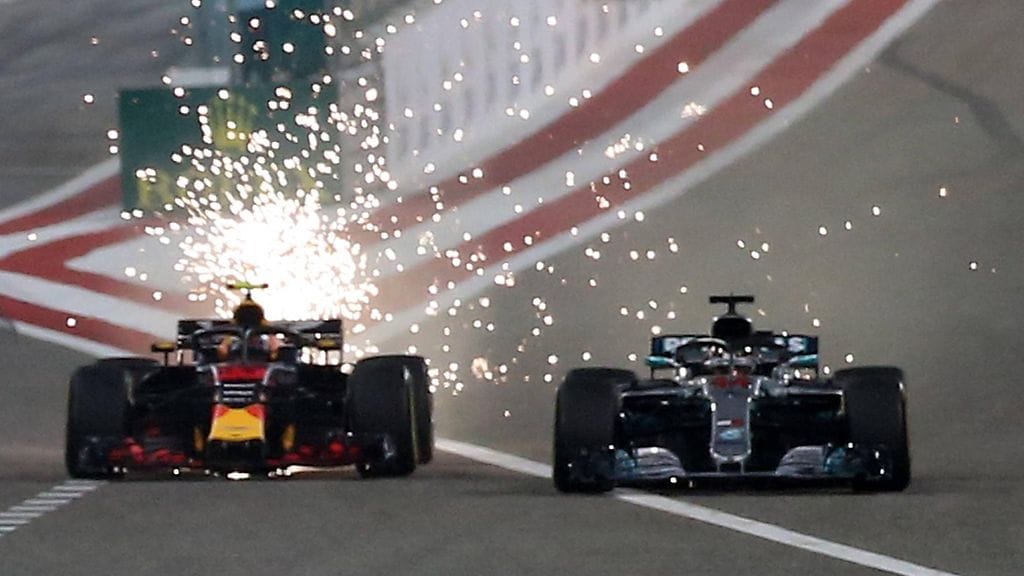 Max Verstappen ja Lewis Hamilton Sakhirin radalla vuosi sitten.