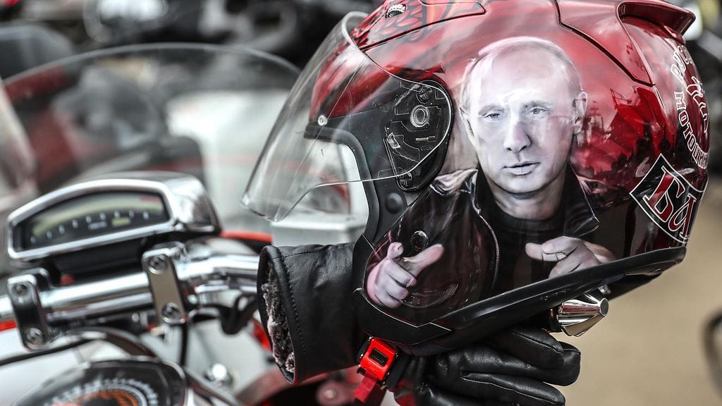 Presidentti Vladimir Putin maalattuna moottoripyöräkypärän sivulle.
