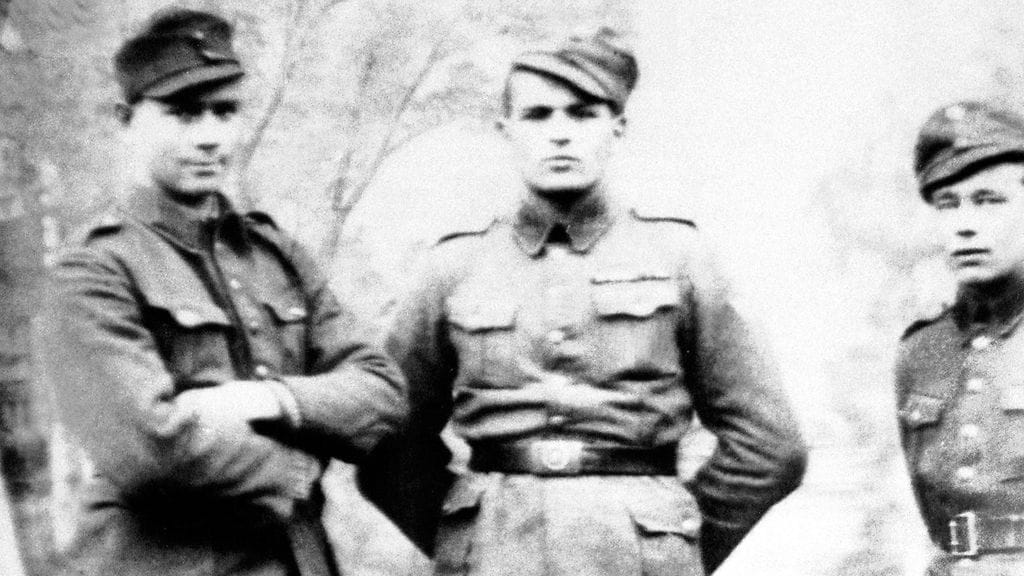 Mauno Koivisto (vasemmalla) sotilasasussa 1940-luvulla.