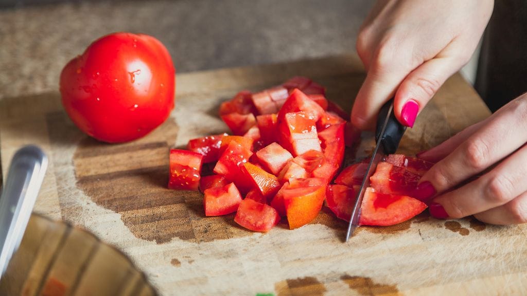 Laita vaihtoon lopullisesti tylsynyt keittiöveitsi tai naarmuuntunut leikkuulauta.