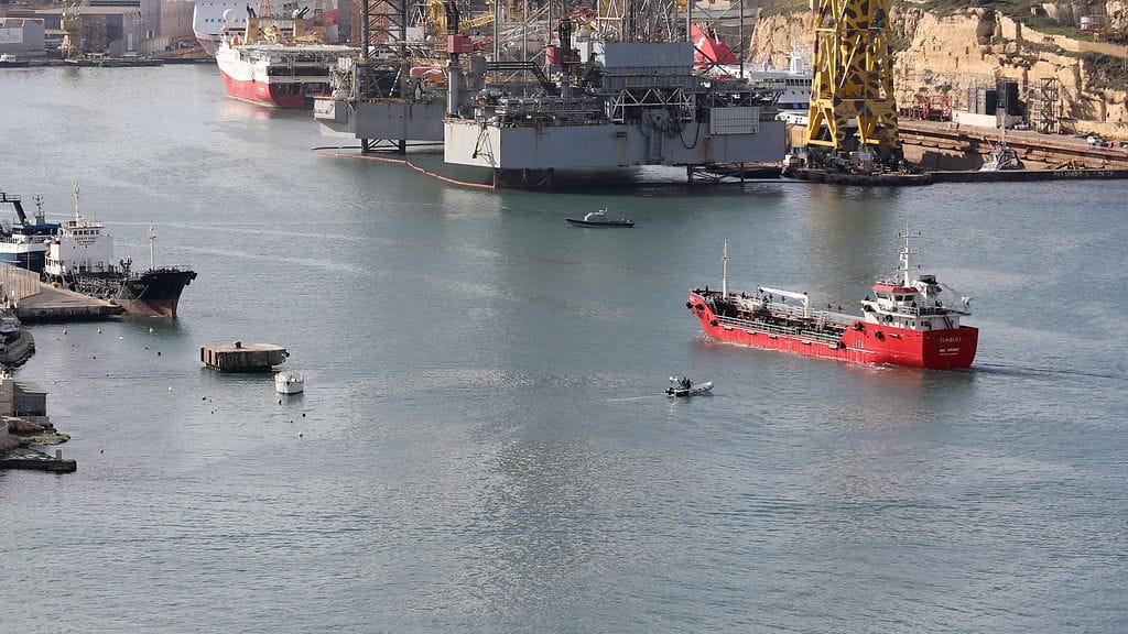 Siirtolaisten Välimerellä kaappaama alus on saapunut Maltalle.