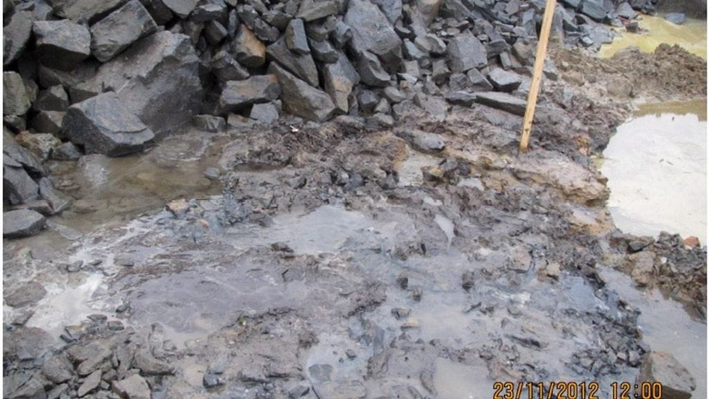 Vuotovesi purkautuu padon juurelta kahdesta eri kohdasta.Kuva Talvivaaran esitutkintamateriaalista.