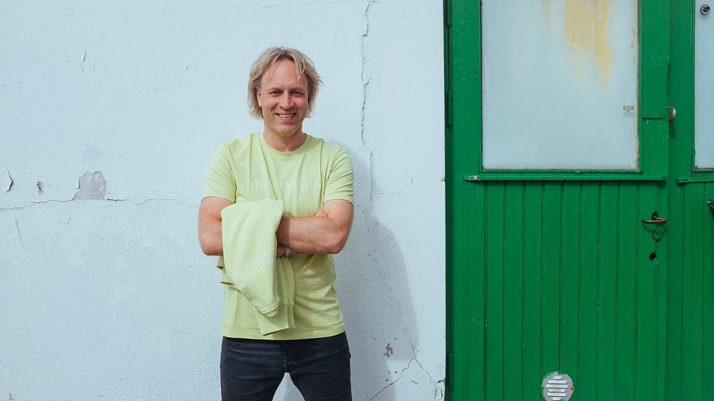 Kari Aihinen luotsaa Kaappaus keittiössä -ohjelmaa.