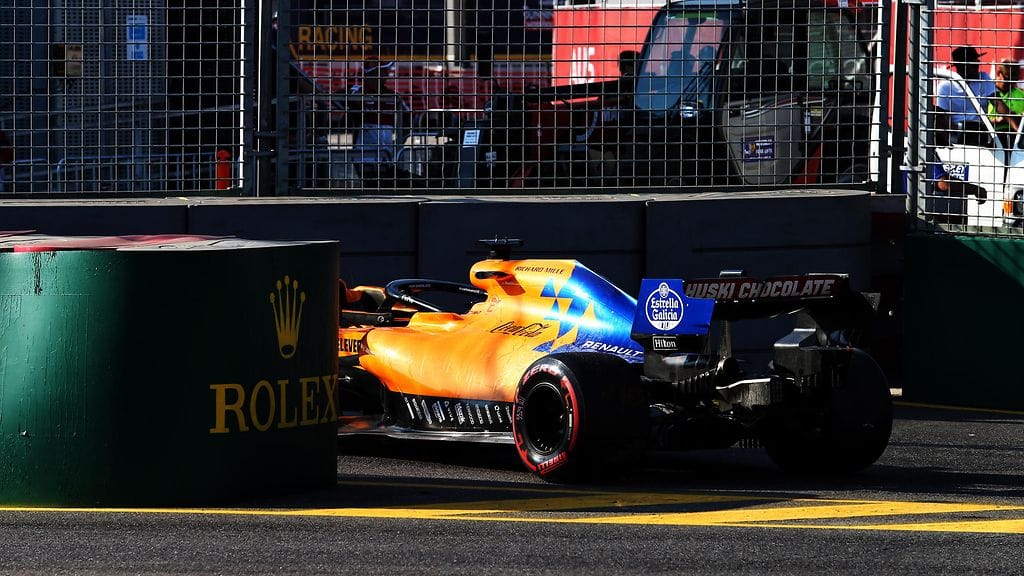 McLarenin Carlos Sainzin auto syttyi tuleen jo Australian GP:n alkuhetkillä.