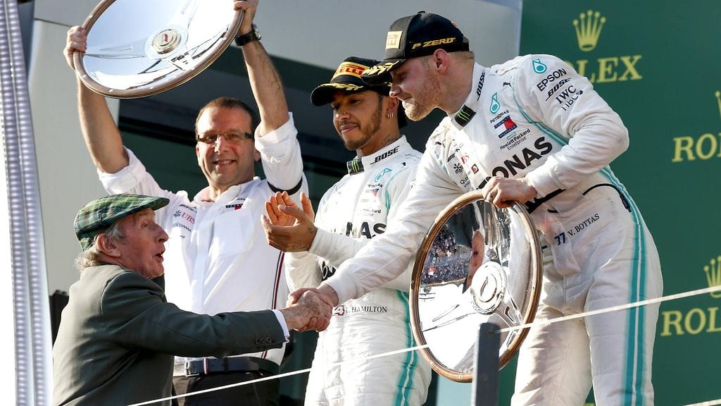 Lewis Hamilton ja Valtteri Bottas pokkasivat palkintonsa Mercedeksen kaksoisvoitosta Australiassa.