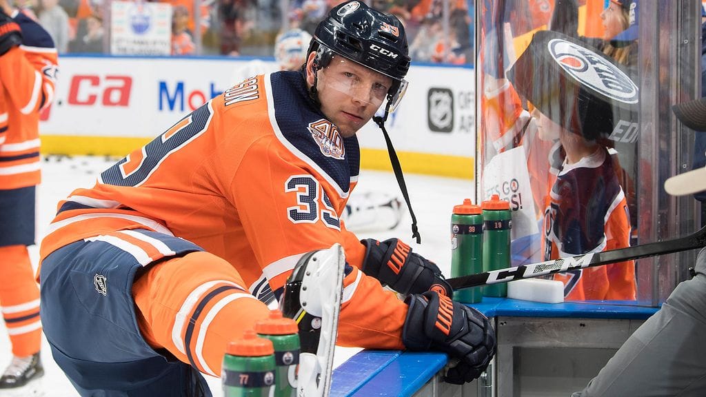 Edmonton Oilersin Alex Chiasson ei tiennyt vielä lämmittelyssä, miten kavalasti ottelu päättyy.