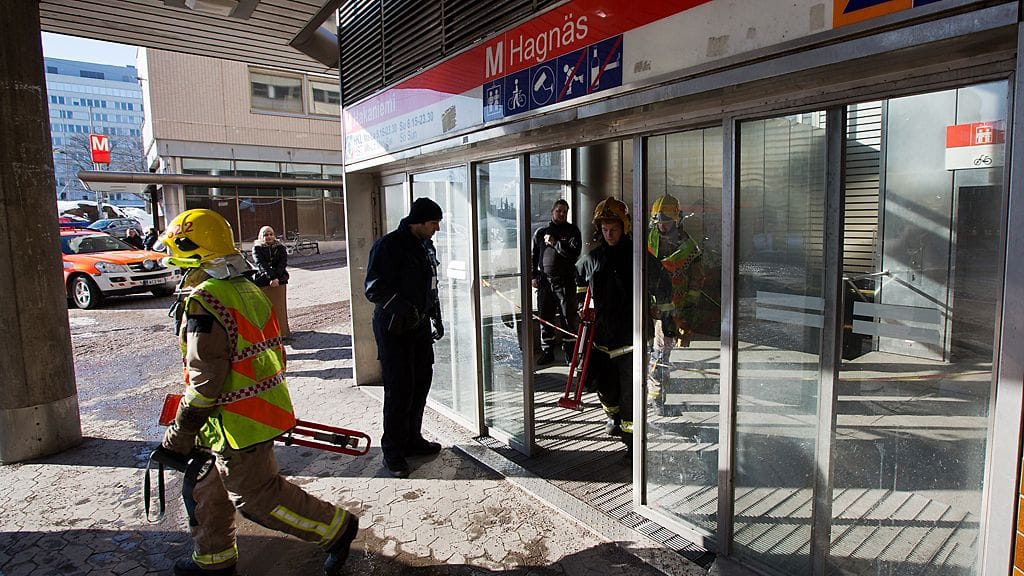 Silminnäkijät kertovat miehen tönäisseen naisen raiteille riidan päätteeksi.