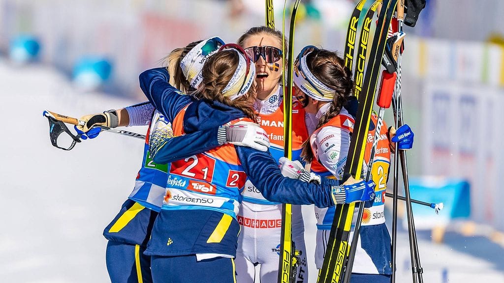 Ruotsin naisten viestijoukkue juhli MM-kultaa Seefeldissä helmikuussa.