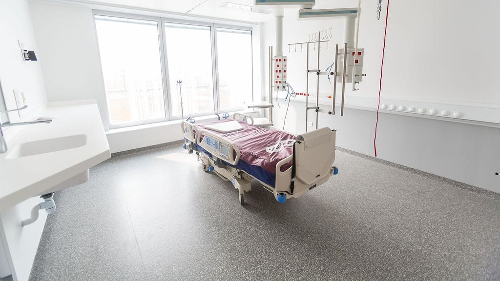 Kuvituskuva. Eduskunnan apulaisoikeusasiamies (AOA) on ratkaissut useita kanteluita vanhusten epäinhimillisestä kohtelusta ja voimakkaiden rajoitustoimien käytöstä kivun, saattohoidon tai leikkauksen jälkeen.