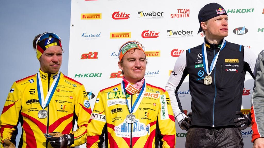 Joni Mäki (ensimmäinen vasemmalta) ei ollut lainkaan tyytyväinen Iivo Niskasen (kolmas vasemmalta) toimintaan.