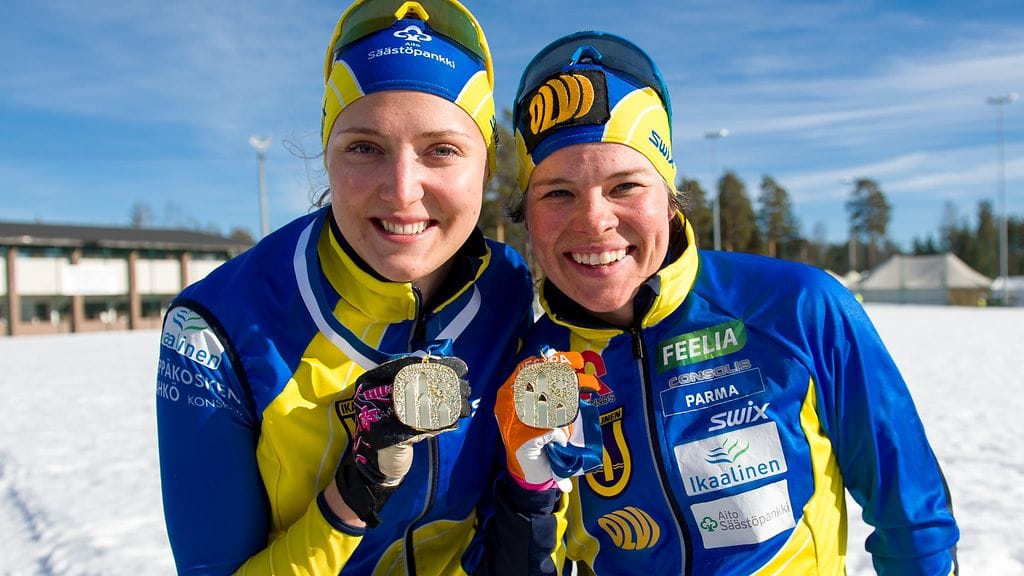 Krista Pärmäkoski ja Maaret Pajunoja hiihtivät Ikaalisten Urheilijoille toisen peräkkäisen Suomen mestaruuden pariviestissä Äänekosken SM-hiihdoissa.