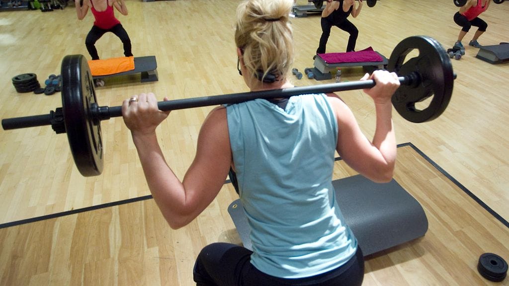 Silloisen Sampo Pankin työntekijöitä aamujumpassa Sompasaaren Elixia Liikuntakeskuksessa vuonna 2008.