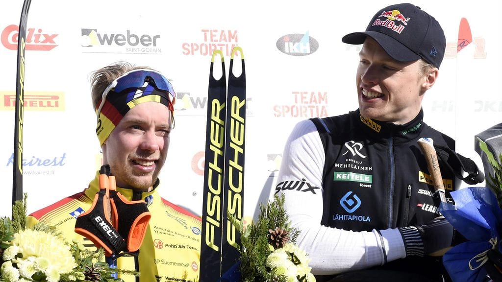 Iivo Niskanen (oikealla) ja Joni Mäki (vasemmalla) kävivät sananvaihtoa SM-hiihtojen tapahtumien johdosta Äänekoskella.