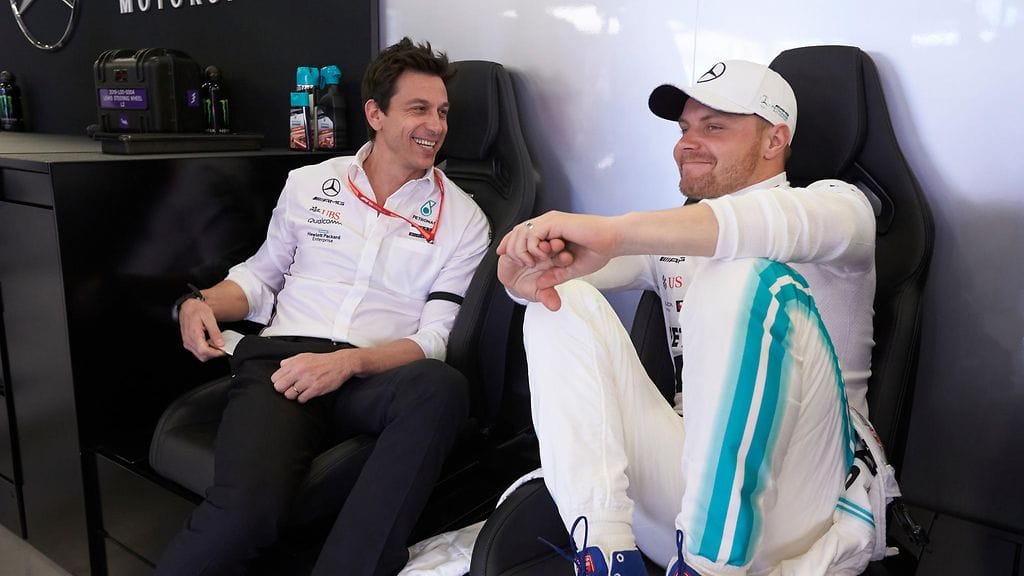 Mercedes-pomo Toto Wolff (vasemmalla) kehaisi jälleen tallinsa suomalaiskuskia Valtteri Bottasta (oikealla).