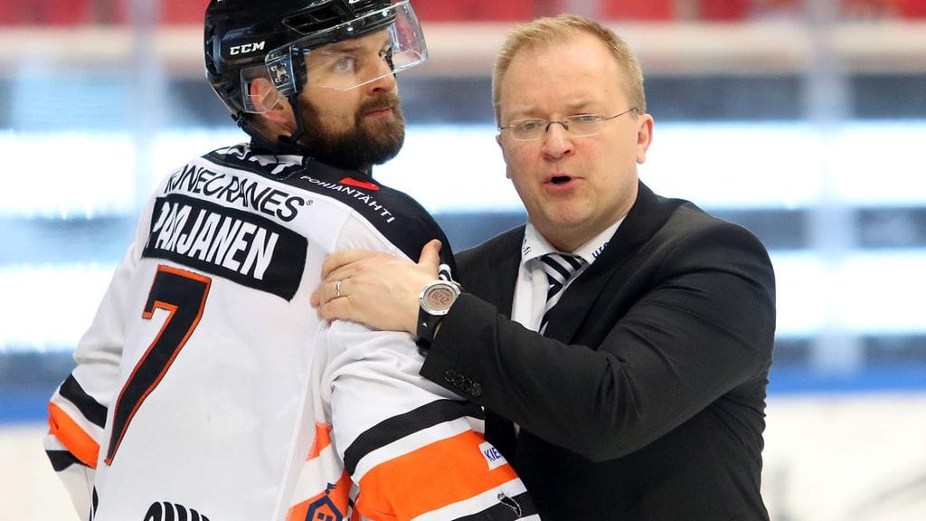 HPK:n kapteeni Otto Paajanen ja TPS:n päävalmentaja Kalle Kaskinen kättelivät tauon päätyttyä.