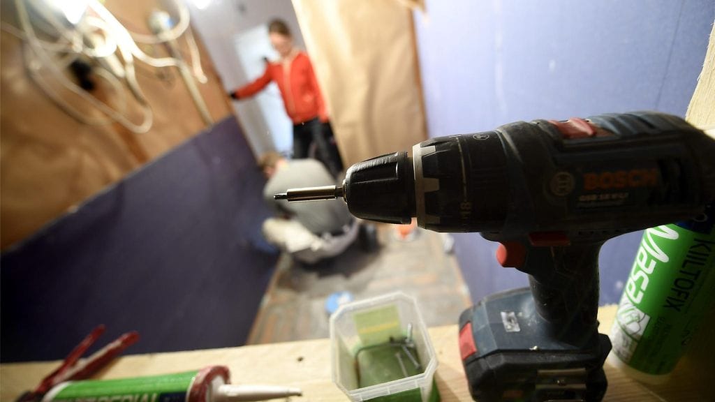 Turvalukon ohella esimerkiksi saranatappien tai ovisilmän asennuksesta on syytä ottaa etukäteen yhteyttä taloyhtiöön.