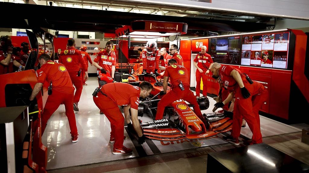 Ferrarin pilttuu Bahrainissa.