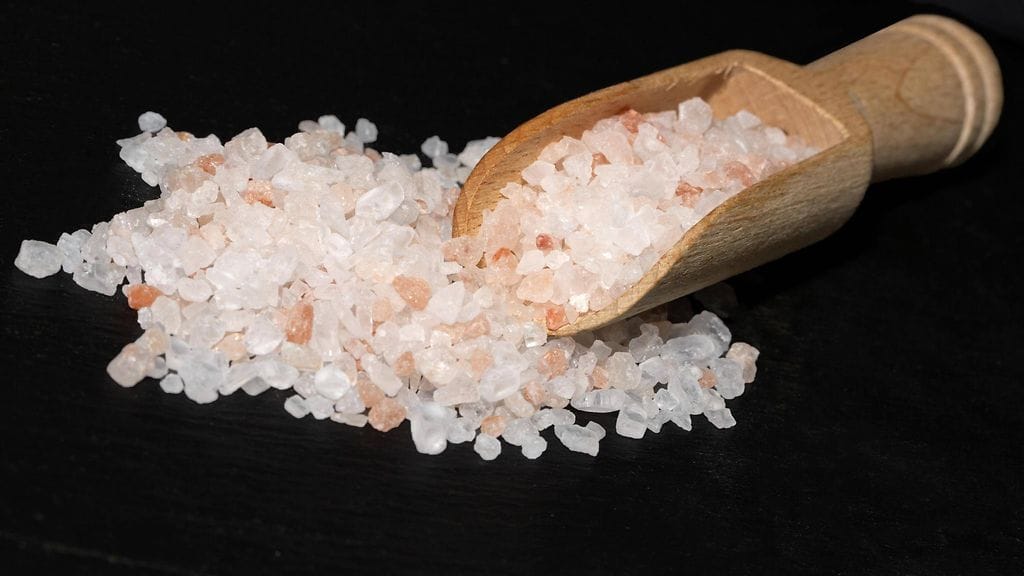 Suolakiderituaalin tarkoituksena on ollut kohentaa tulehtuneita henkilösuhteita. Kuvituskuva.